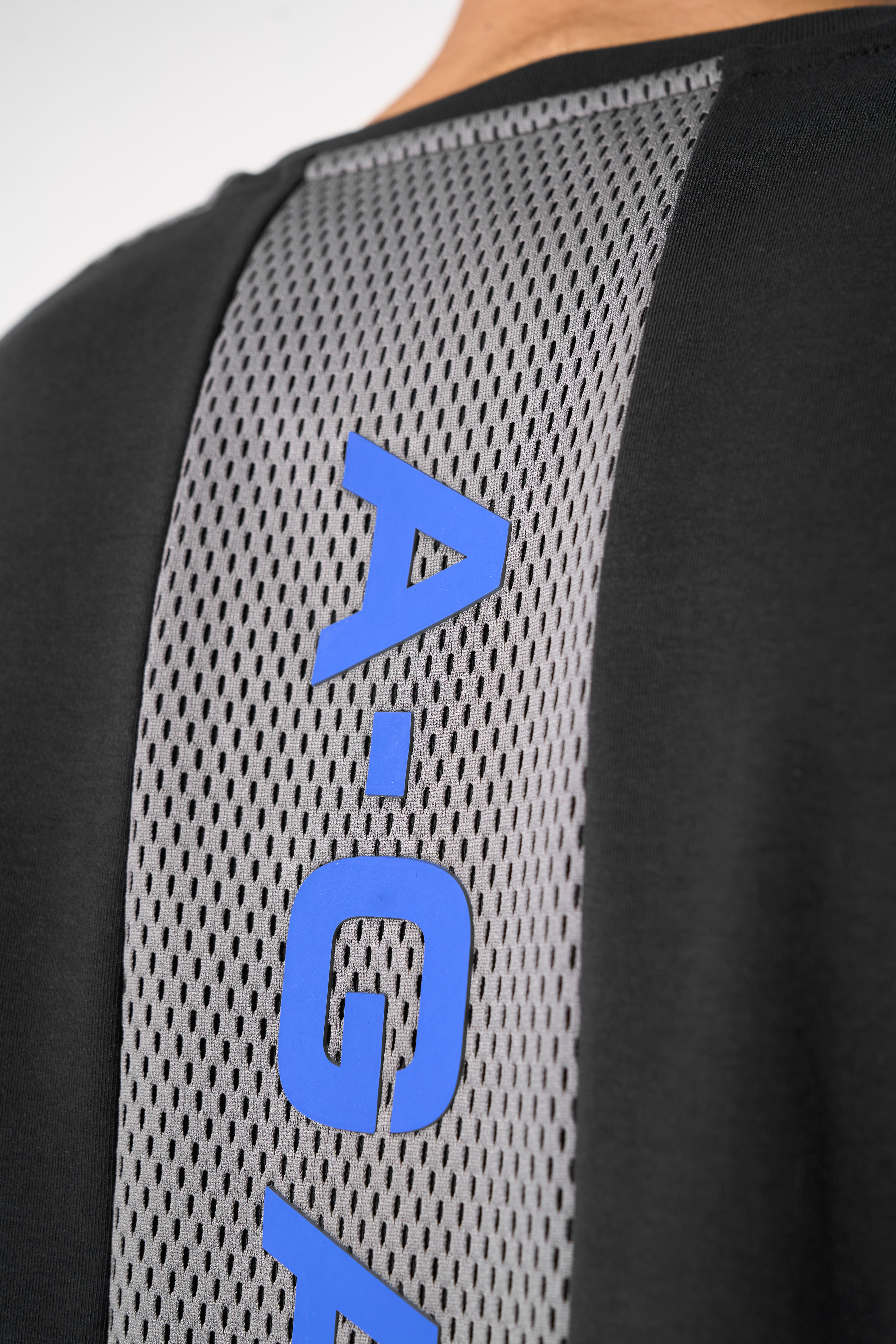 MENS LIFEWEAR PANELLED MESH SPORT T-SHIRT - BLACK / COBALT BLUE