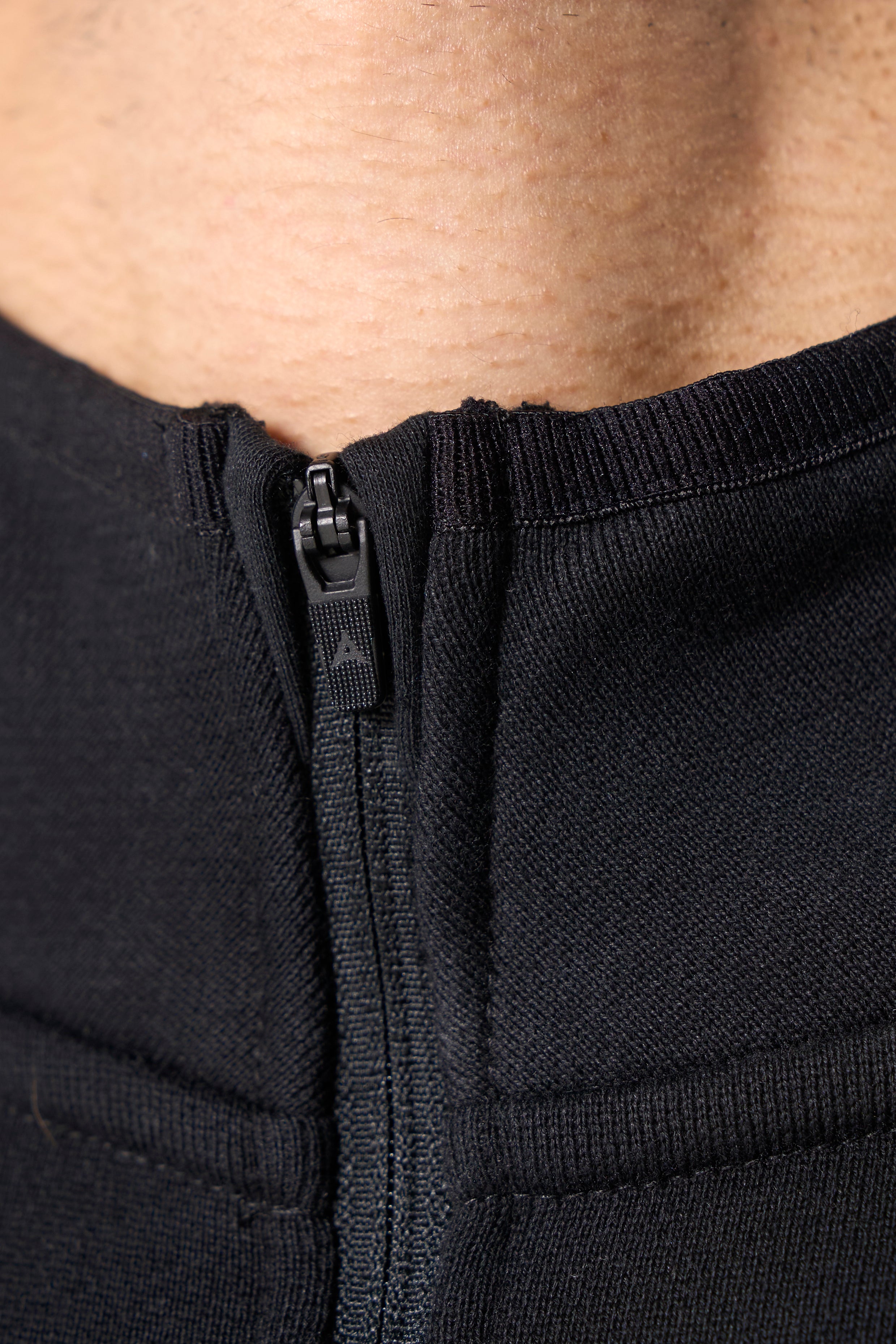 MENS LIFEWEAR PANELLED MESH SPORT HALF ZIP - BLACK / COBALT BLUE