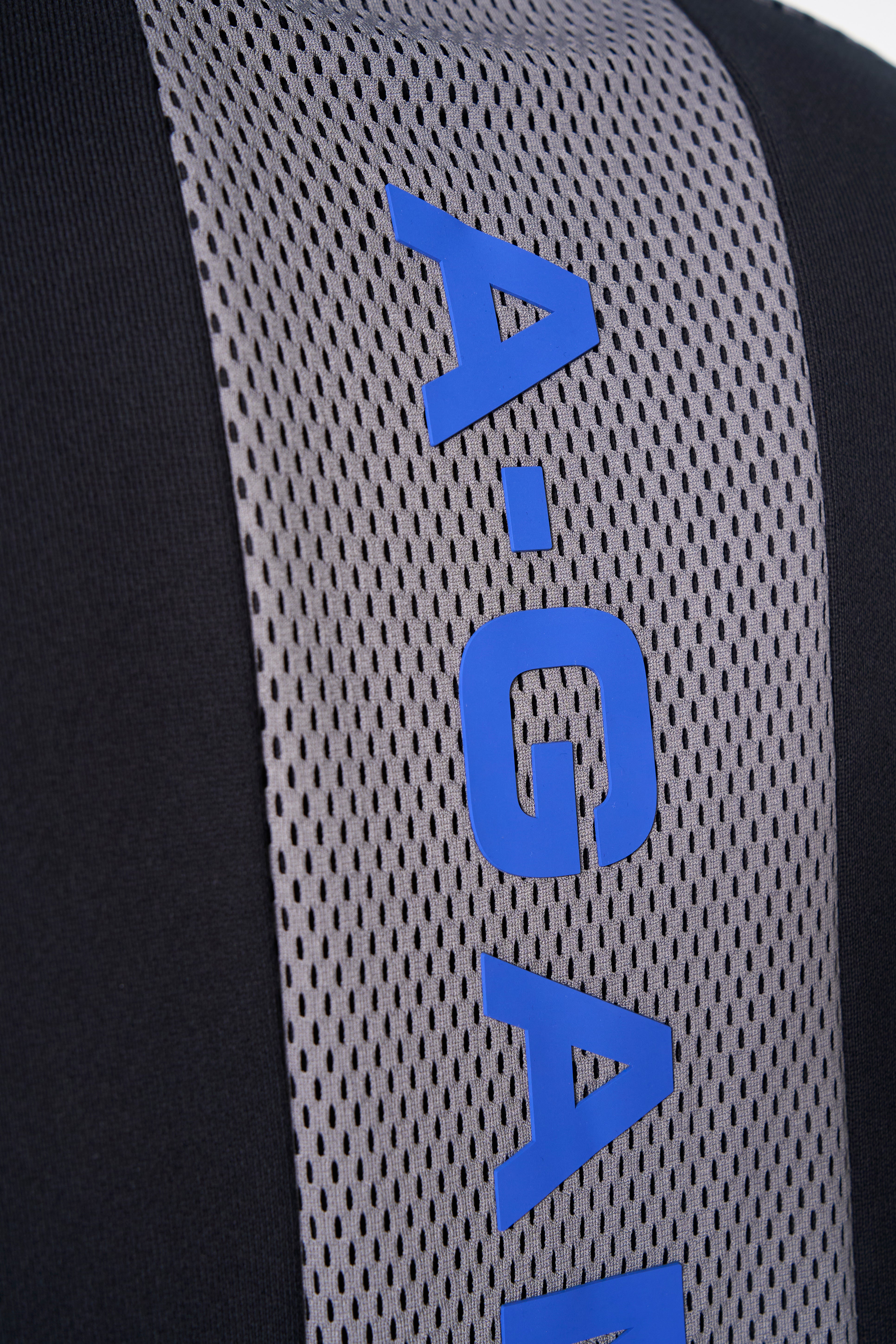 MENS LIFEWEAR PANELLED MESH SPORT HALF ZIP - BLACK / COBALT BLUE