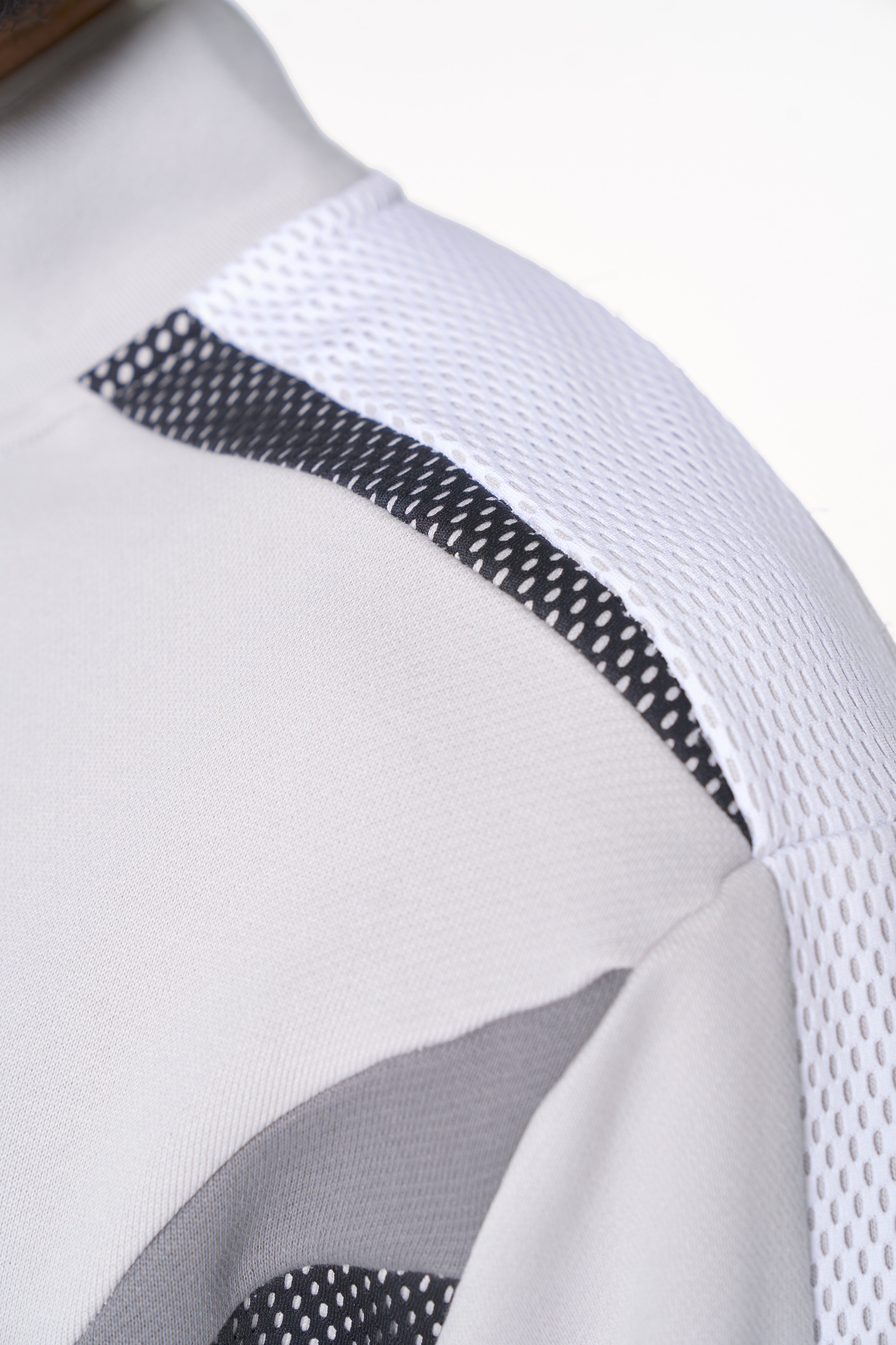 MENS LIFEWEAR PANELLED MESH SPORT HALF ZIP - GREY / BLACK