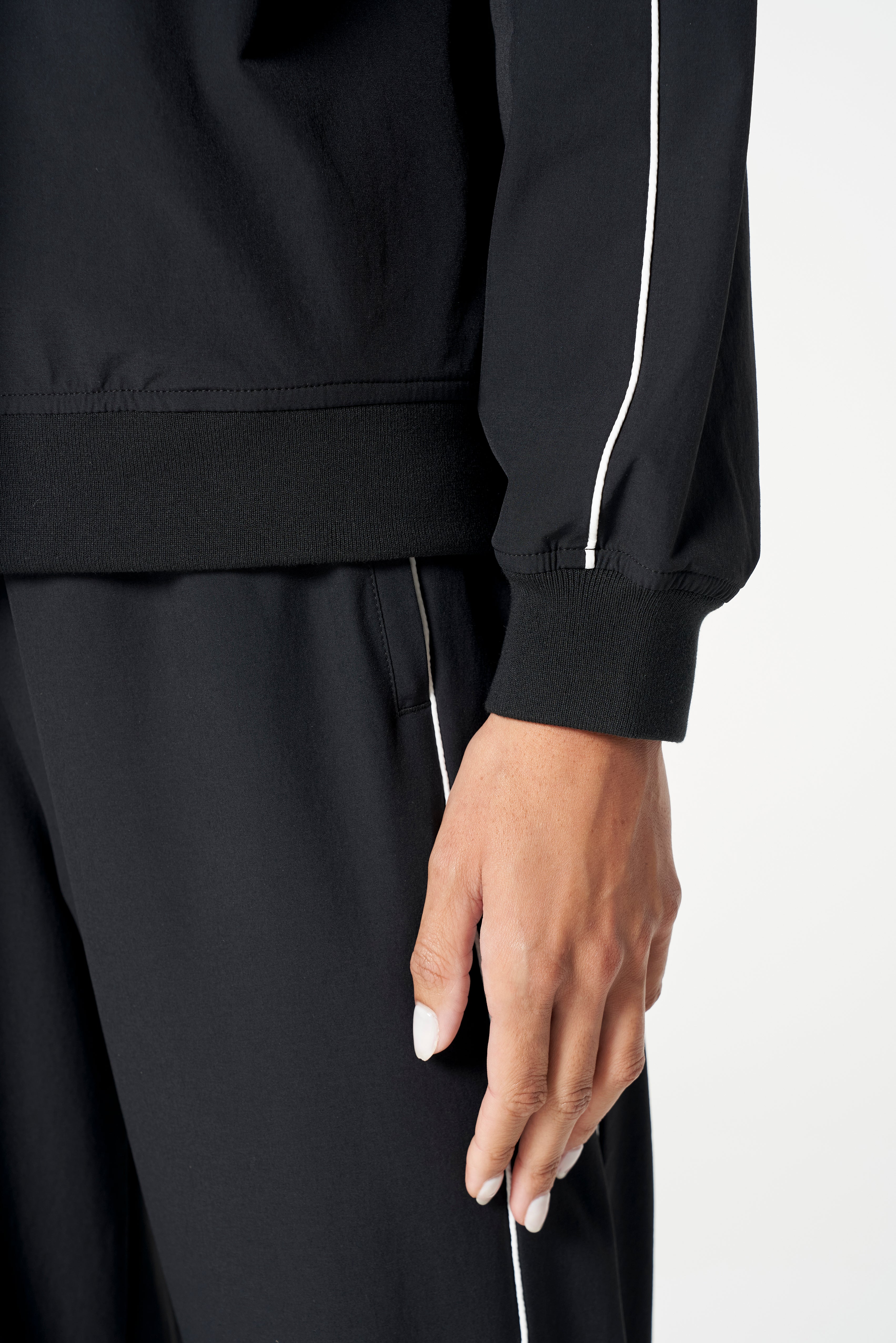 WOMENS LIFEWEAR WOVEN PULLOVER - BLACK